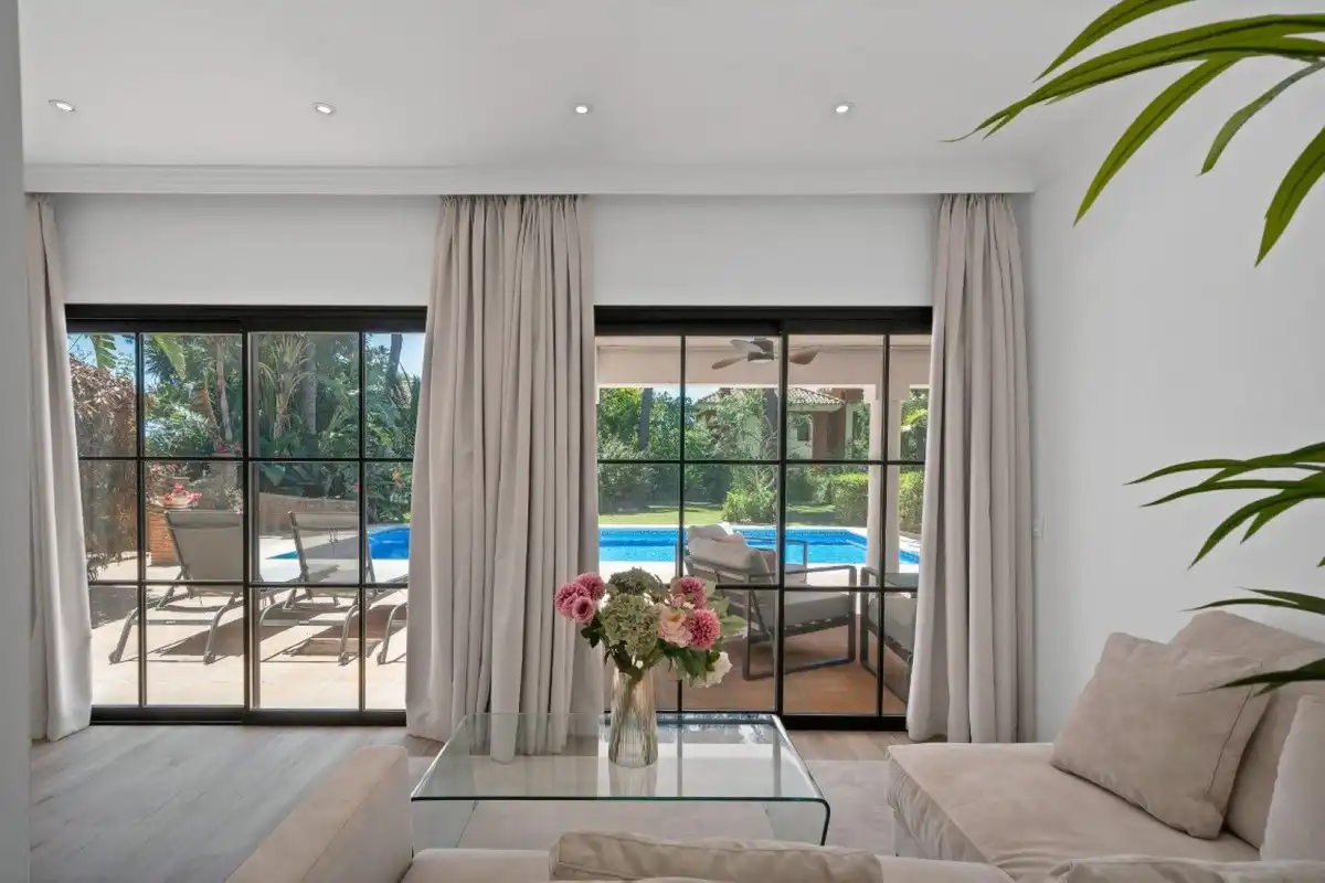 Sala d'estar de Casa o xalet en venda en Marbella amb Aire condicionat, Calefacció i Jardí privat