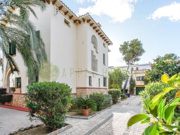 Casa amb balcó en venda a Can Girona - Terramar - Vinyet
