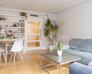 Sala d'estar de Apartament en venda en  Madrid Capital amb Aire condicionat, Parquet i Terrassa