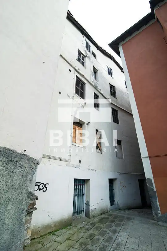 Vista exterior de Edificio en venta en Arrasate / Mondragón