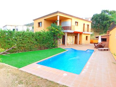 Casa amb piscina en venda a Palau-saverdera