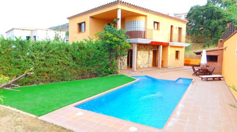 Moderna casa con piscina y garaje en Palau Saverdera