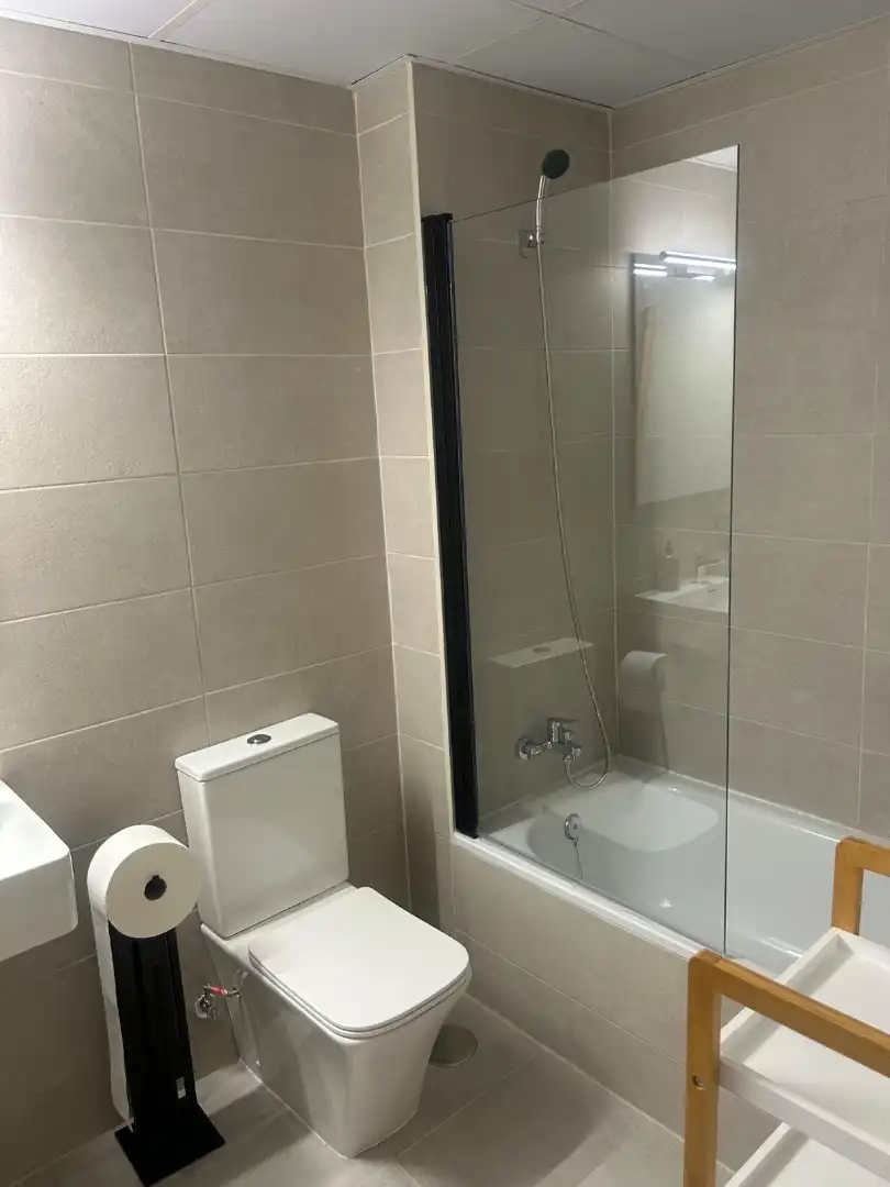 Baño de Piso de alquiler en Dos Hermanas con Aire acondicionado, Terraza y Amueblado