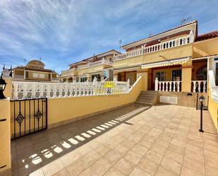 Vista exterior de Casa adosada de lloguer en Orihuela amb Aire condicionat, Terrassa i Piscina