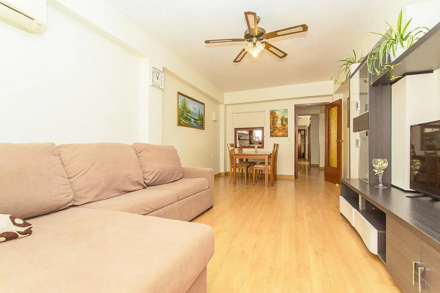 Sala de estar de Apartamento en venta en Torrevieja con Aire acondicionado, Terraza y Amueblado