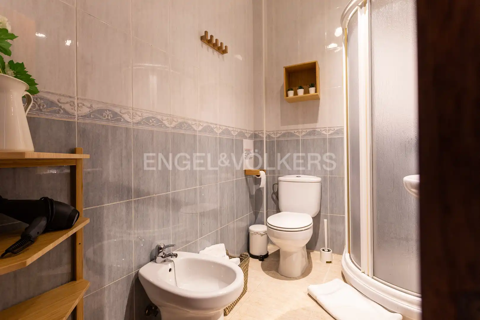 Bany de Apartament de lloguer en Sevilla amb Aire condicionat, Calefacció i Moblat