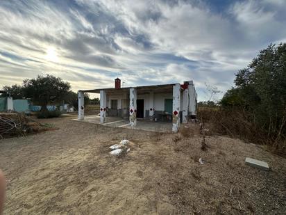 Vista exterior de Casa o xalet en venda en Utrera amb Piscina