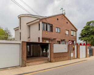 Vista exterior de Casa adosada en venda en Cobeña amb Calefacció, Jardí privat i Parquet