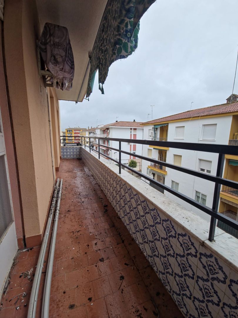 Vista exterior de Pis en venda en Andújar amb Balcó