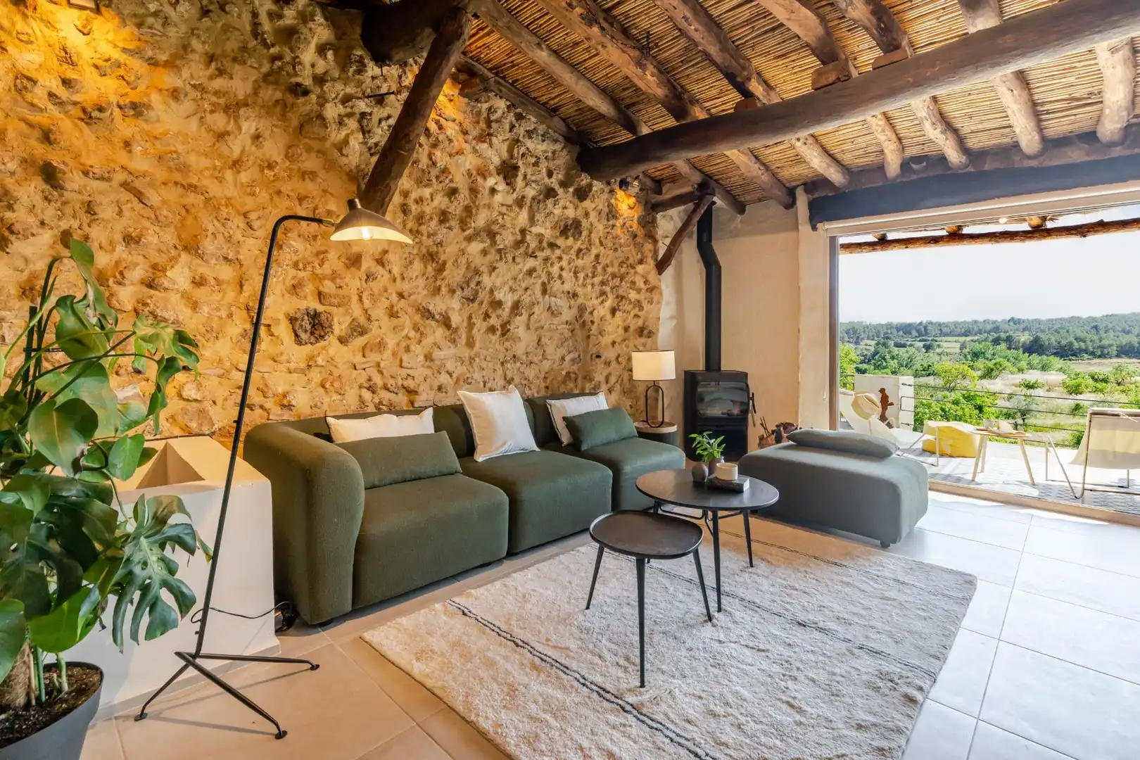 Sala d'estar de Finca rústica en venda en Venta del Moro amb Jardí privat, Terrassa i Moblat