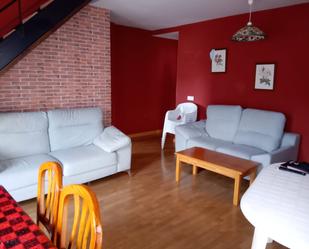 Living room of Duplex for sale in San Martín de Valdeiglesias  with Heating, Parquet flooring and Furnished