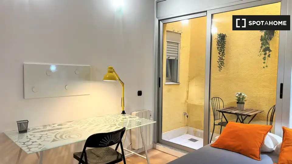 Bedroom of Flat for share in Barcelona  with Air Conditioner, Heating and Furnished
