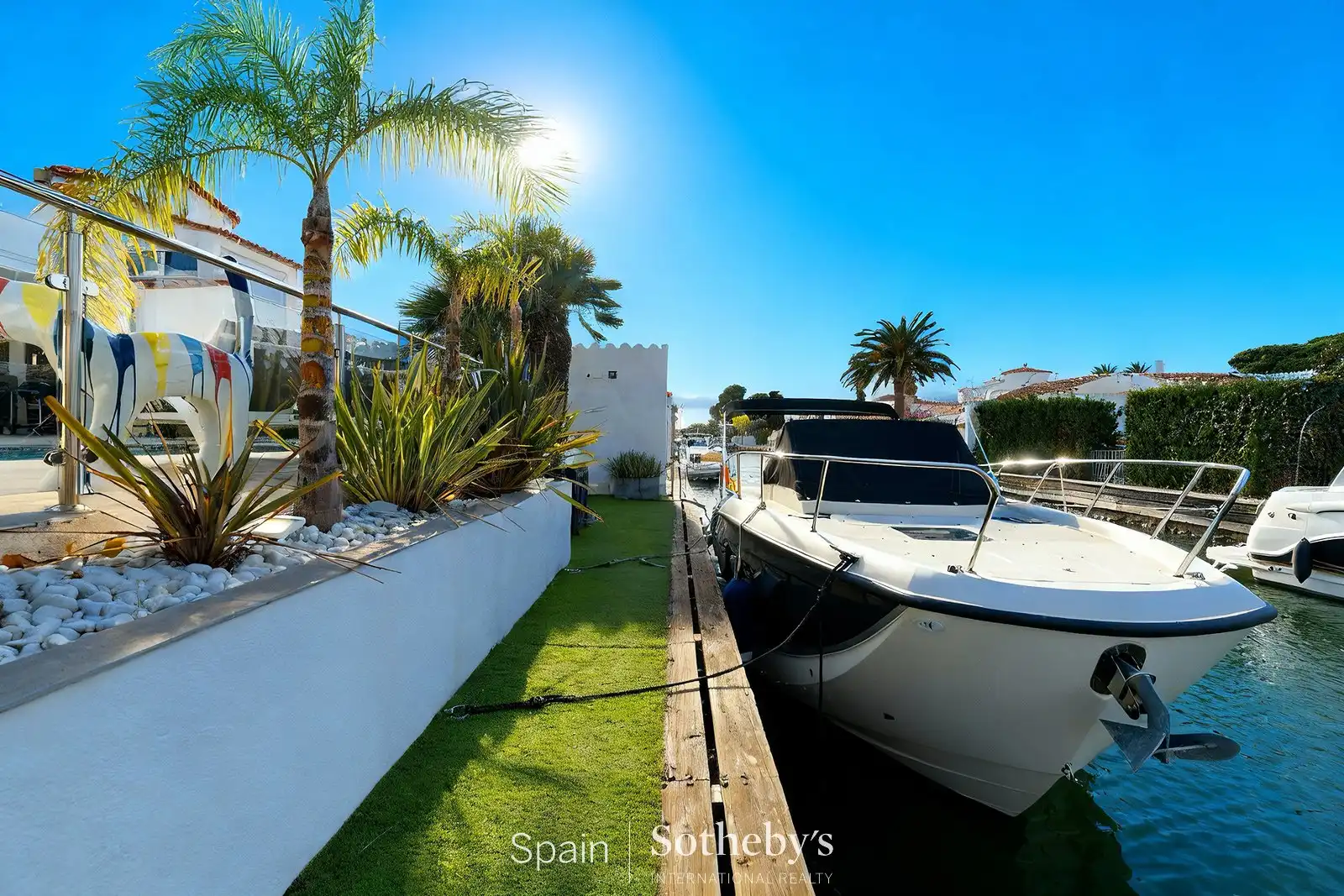 Vista exterior de Casa adosada en venda en Empuriabrava amb Aire condicionat, Calefacció i Jardí privat