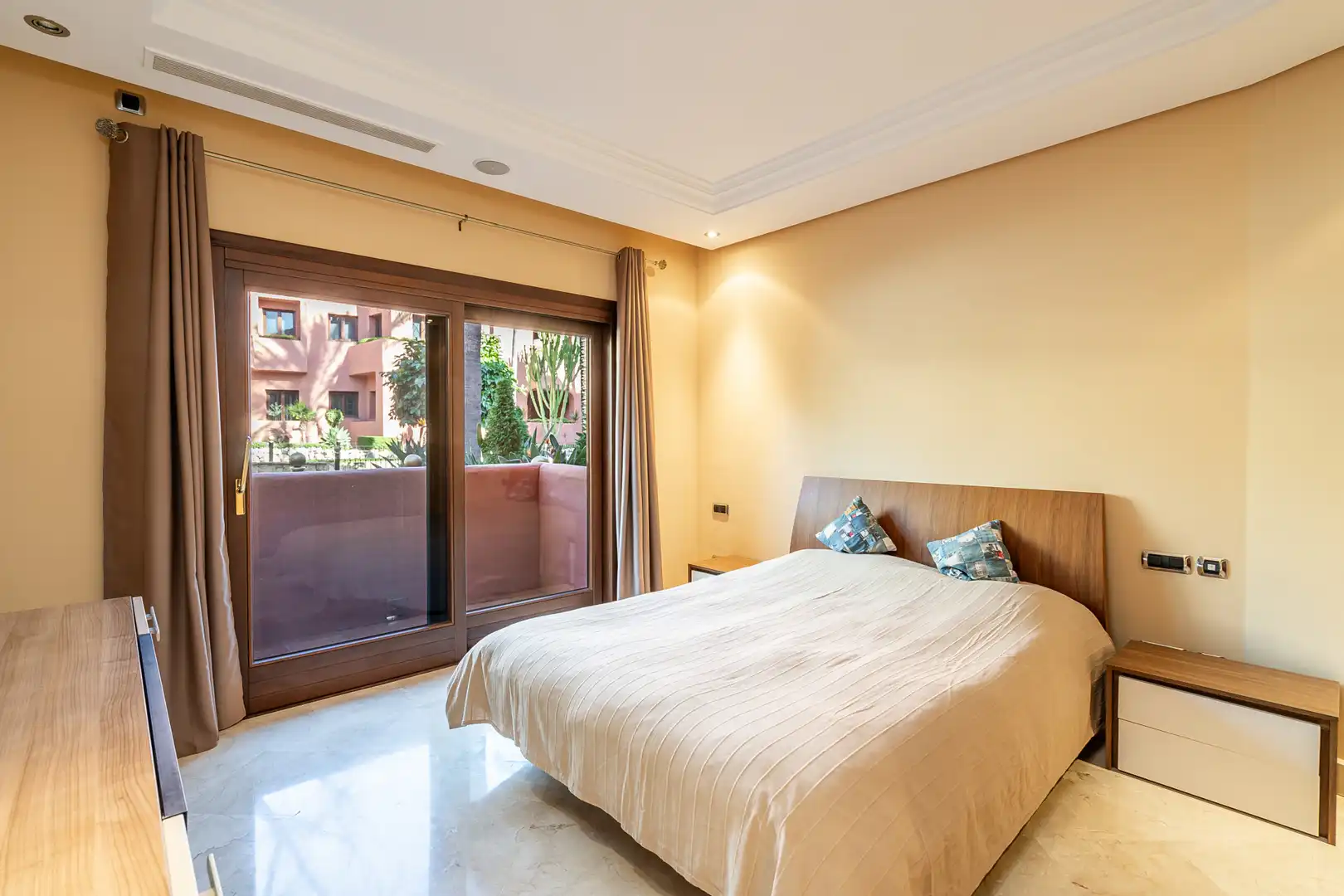 Habitación de Planta baja en venta en Estepona con Aire acondicionado, Calefacción y Terraza
