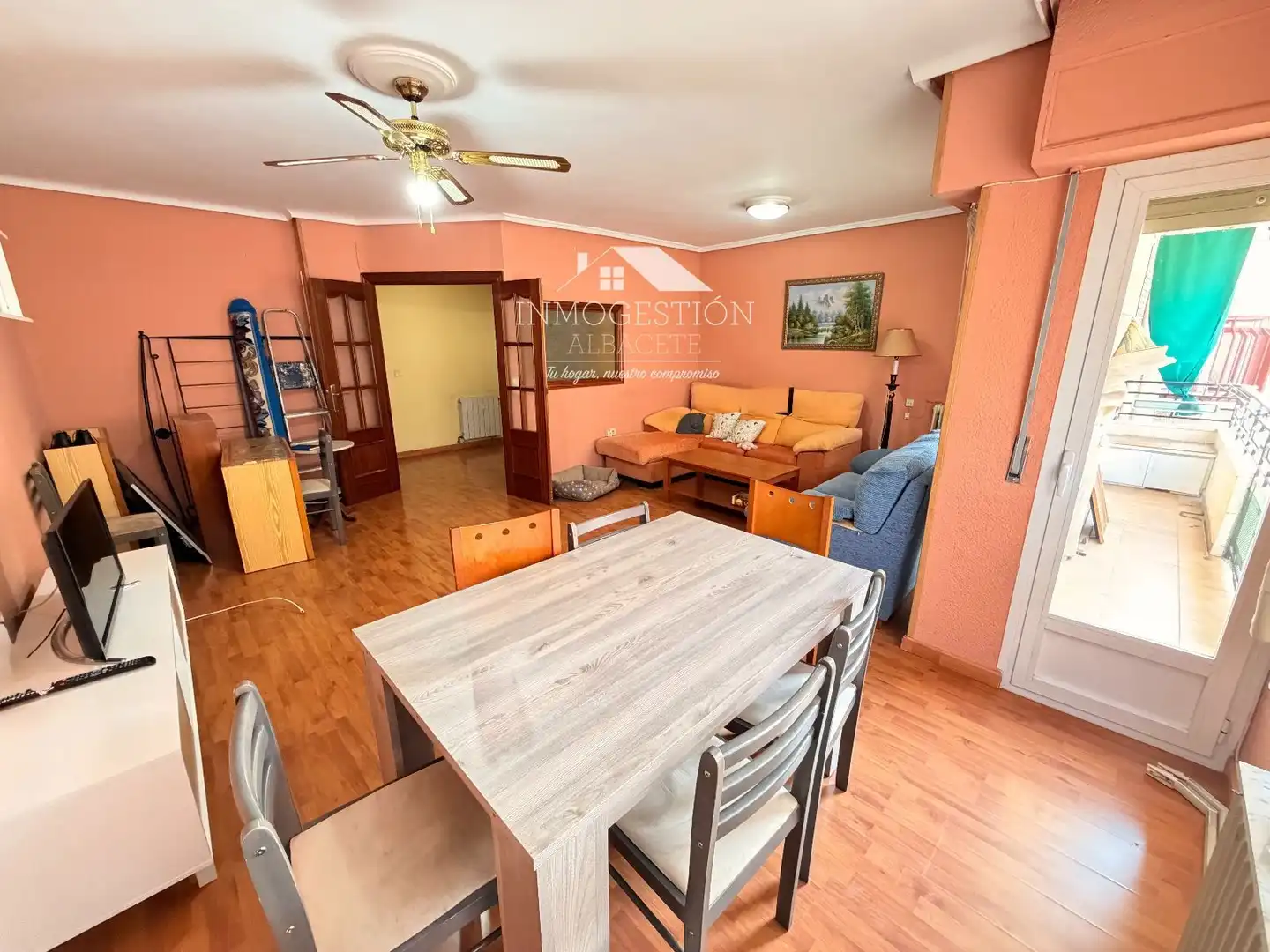 Sala d'estar de Pis en venda en Albacete amb Calefacció, Parquet i Terrassa