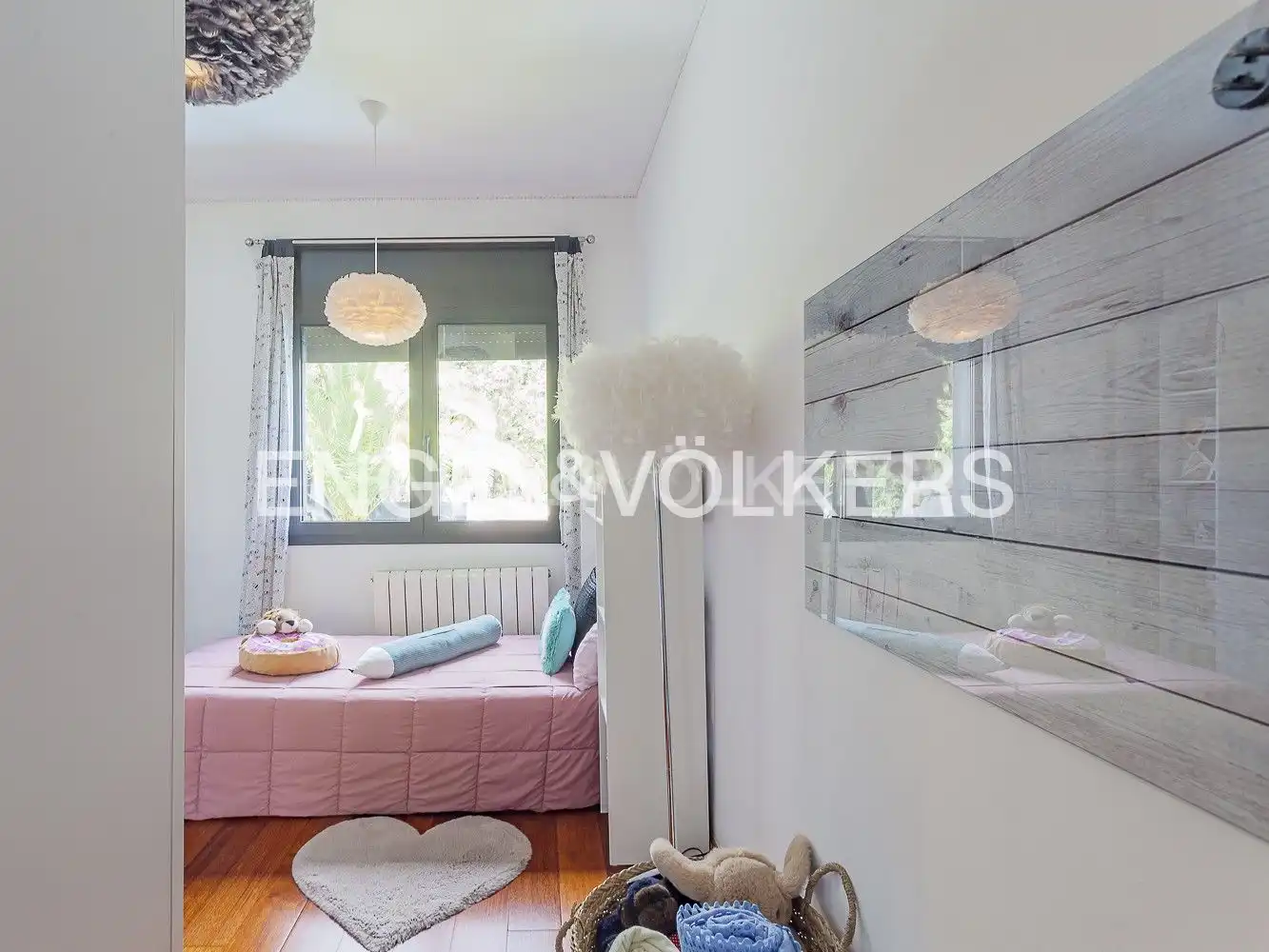 Dormitori de Casa o xalet en venda en Sant Cugat del Vallès amb Calefacció, Jardí privat i Parquet