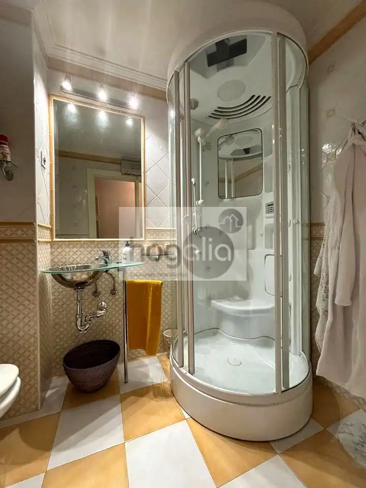 Badezimmer von Wohnung zum Verkauf in Sevilla mit Klimaanlage, Terrasse und Gemeinschaftspool