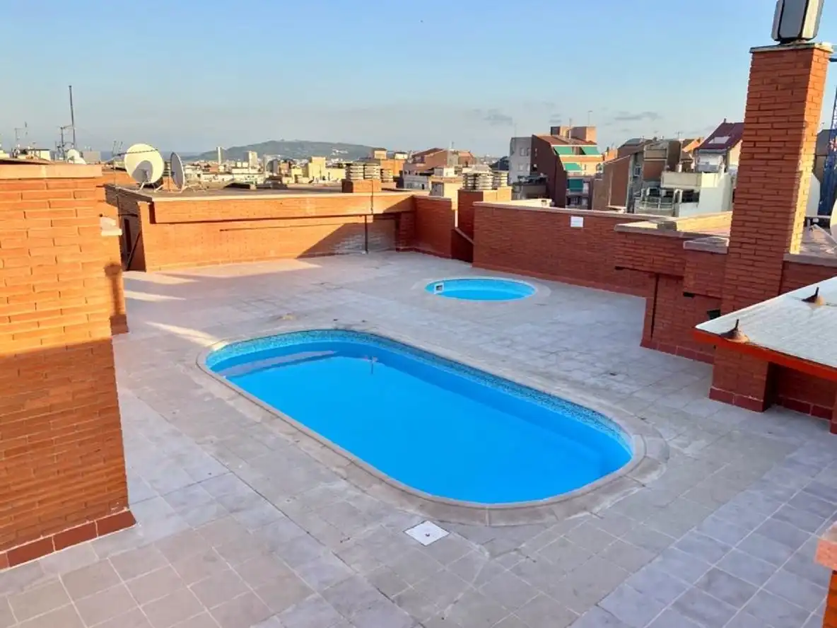 Pis amb piscina en venda a avenida vallcarca 74