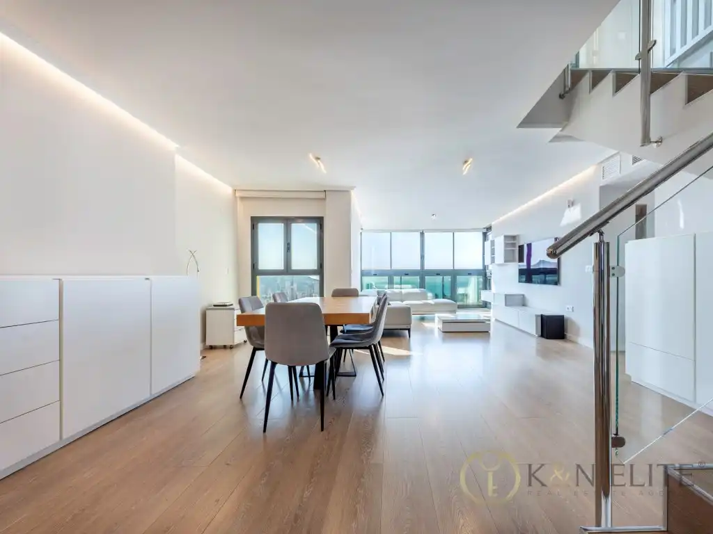 Sala de estar de Ático de alquiler en Benidorm con Aire acondicionado, Jardín privado y Piscina