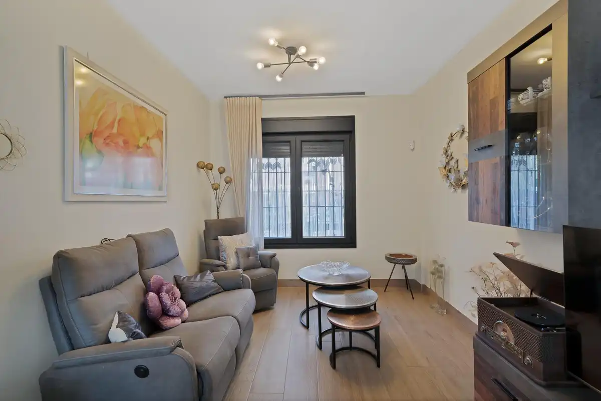 Sala de estar de Casa adosada en venta en Fuengirola con Aire acondicionado, Calefacción y Jardín privado