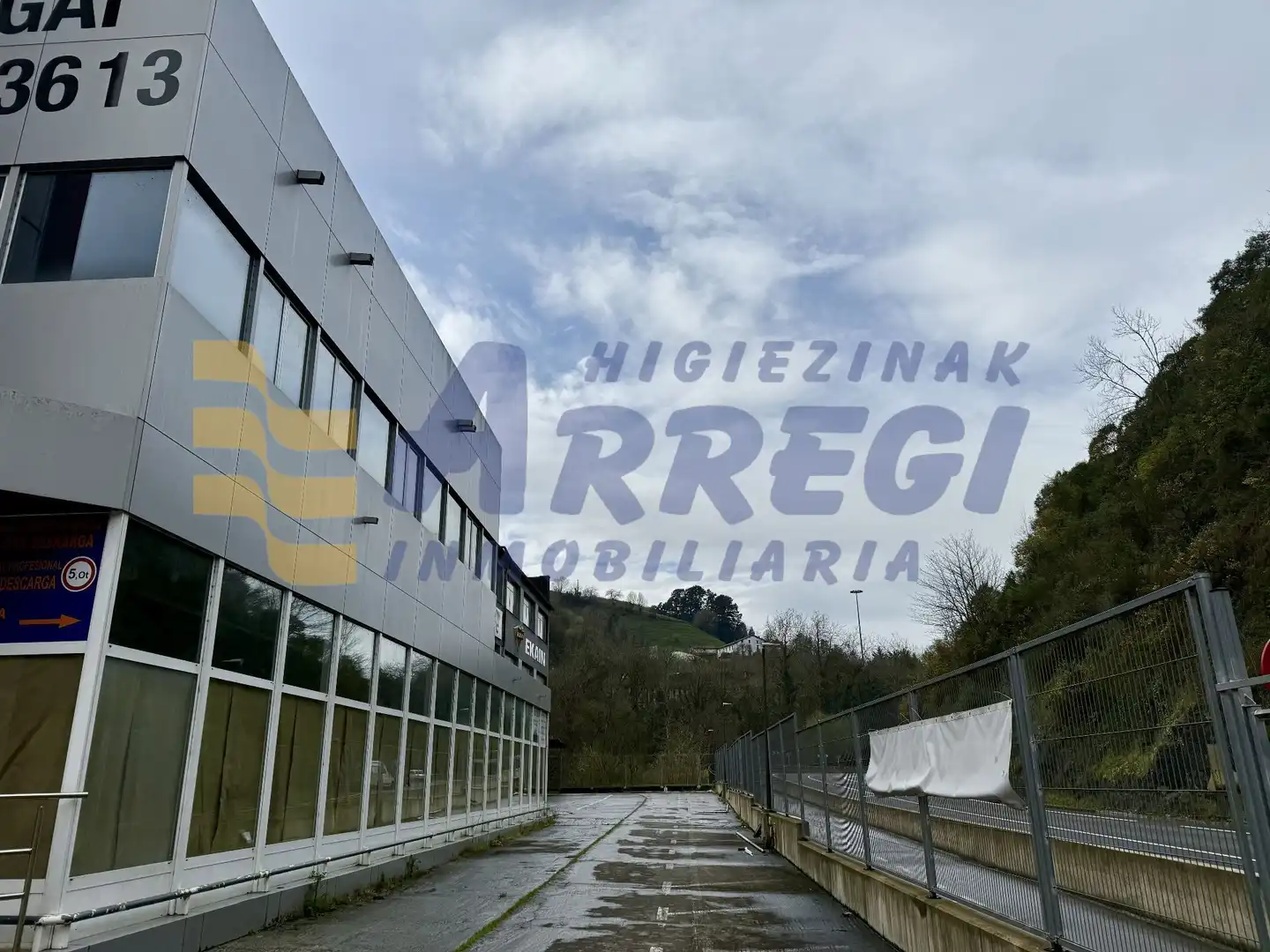 Vista exterior de Nave industrial en venta en Eibar