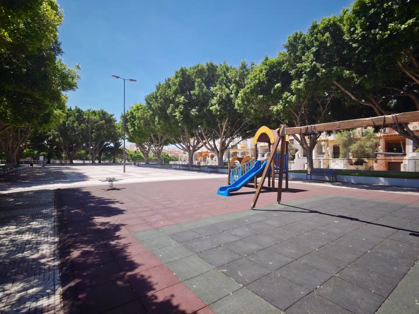 Vista exterior de Casa adosada en venta en Roquetas de Mar con Aire acondicionado, Calefacción y Jardín privado