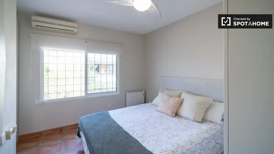 Schlafzimmer von Wohnung zur Miete in Valencia mit Klimaanlage, Heizung und Möbliert