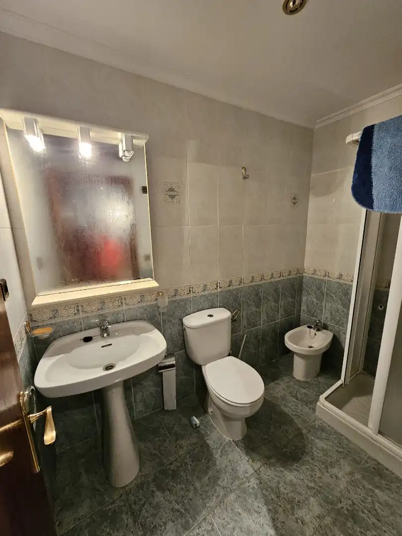 Badezimmer von Einfamilien-Reihenhaus zum Verkauf in Ledrada mit Möbliert