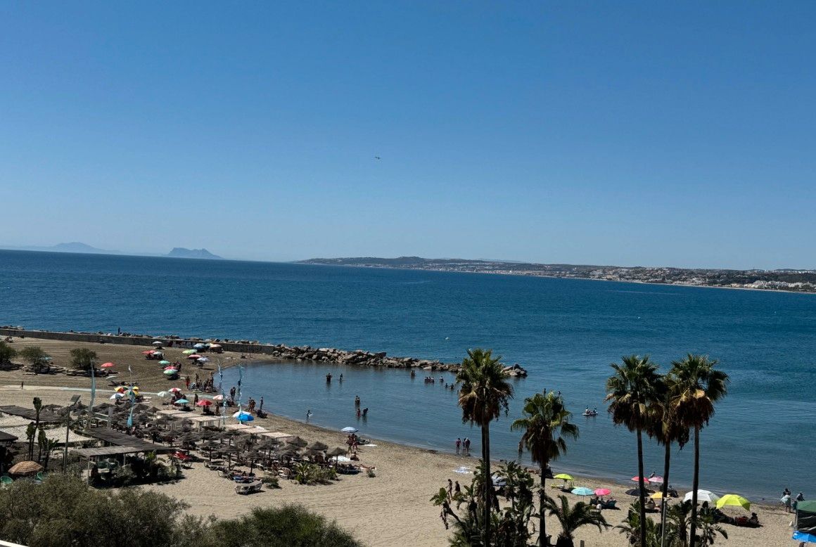 Vista exterior de Dúplex en venta en Estepona con Aire acondicionado, Jardín privado y Terraza