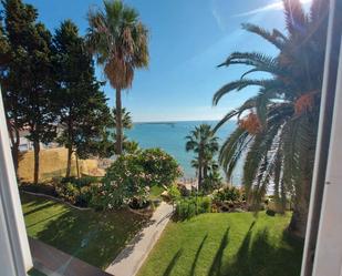 Jardí de Apartament de lloguer en Benalmádena amb Terrassa i Piscina