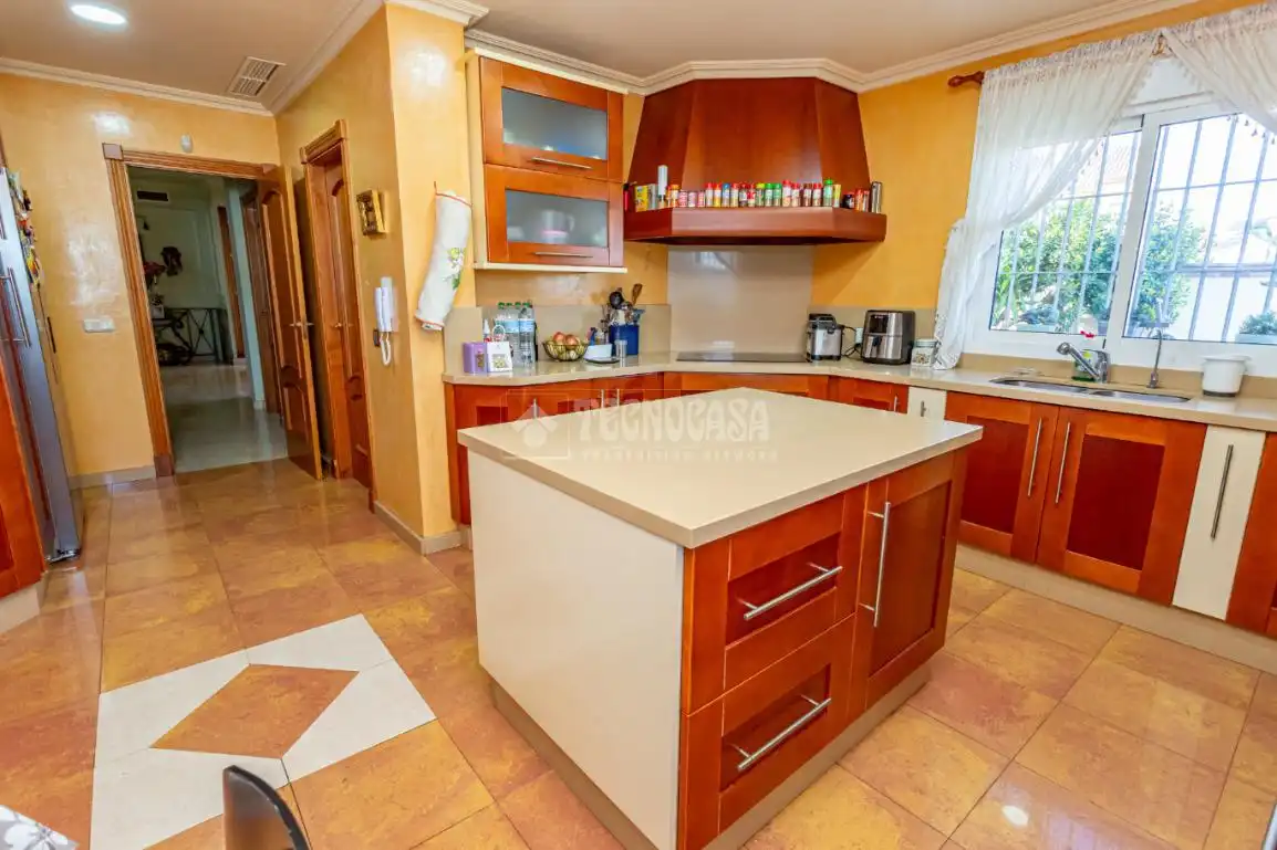 Kitchen of Houses for sale in Algeciras  with Air Conditioner and Swimming Pool