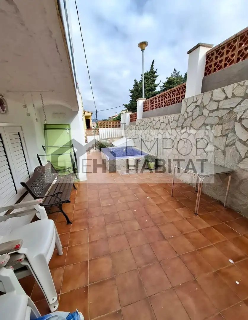 Terrasse von Wohnungen zum Verkauf in Llançà mit Terrasse und Möbliert