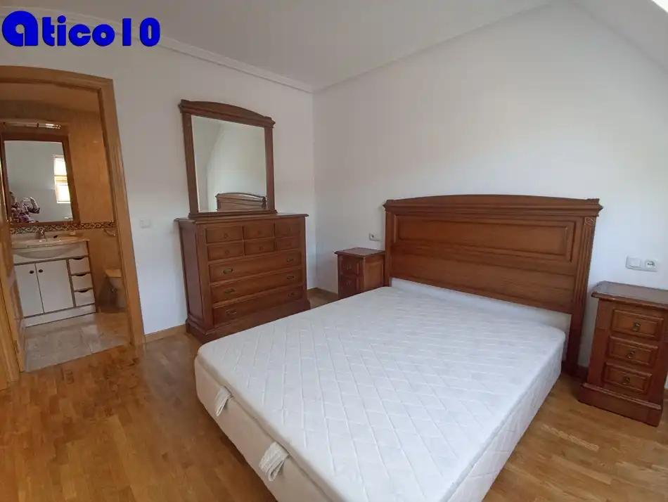 Dormitori de Àtic en venda en Oviedo  amb Calefacció, Jardí privat i Parquet