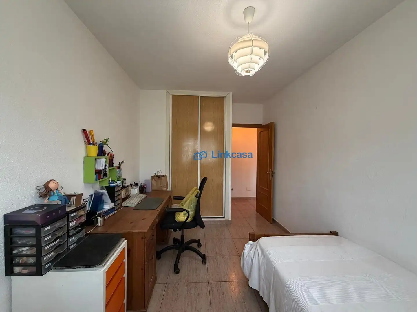 Habitación de Casa adosada en venta en Velilla de San Antonio con Aire acondicionado, Calefacción y Jardín privado