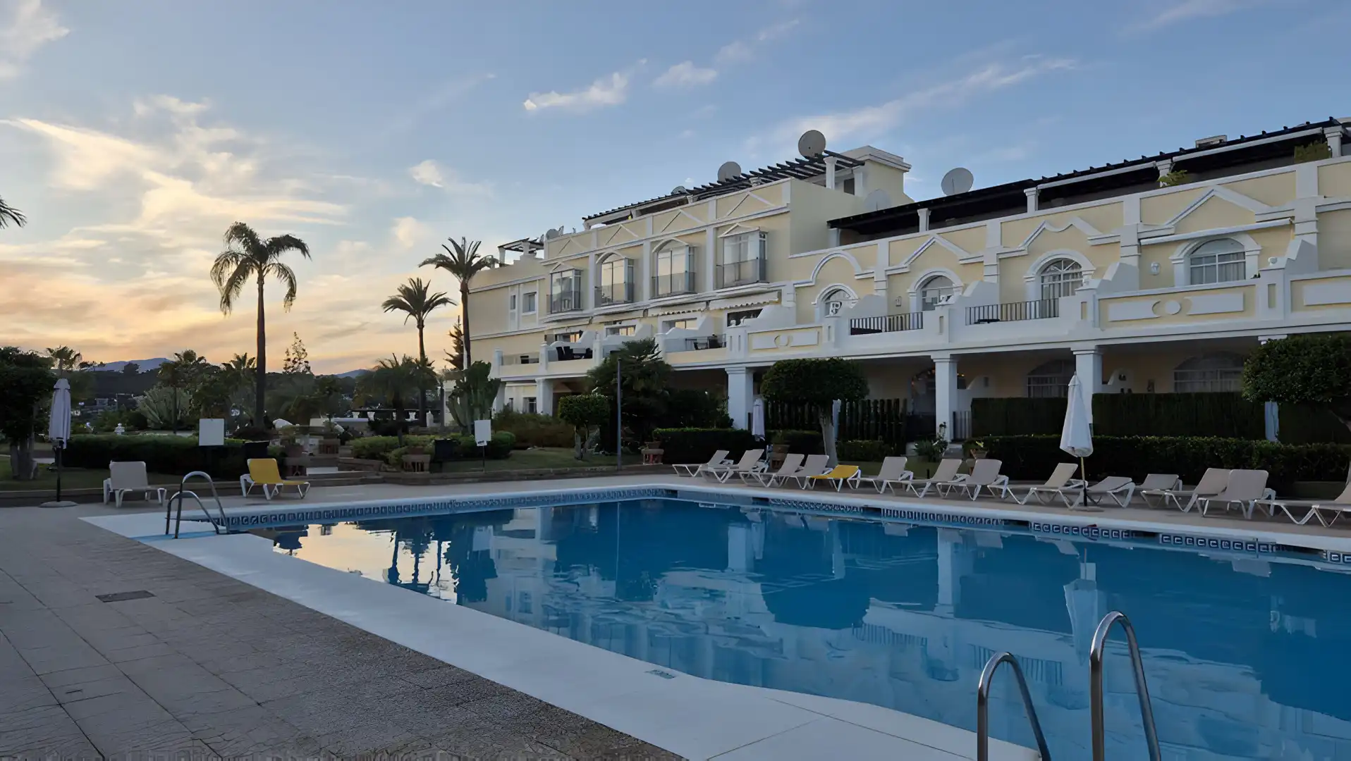 Außenansicht von Wohnungen zum Verkauf in Almería mit Klimaanlage, Terrasse und Schwimmbad