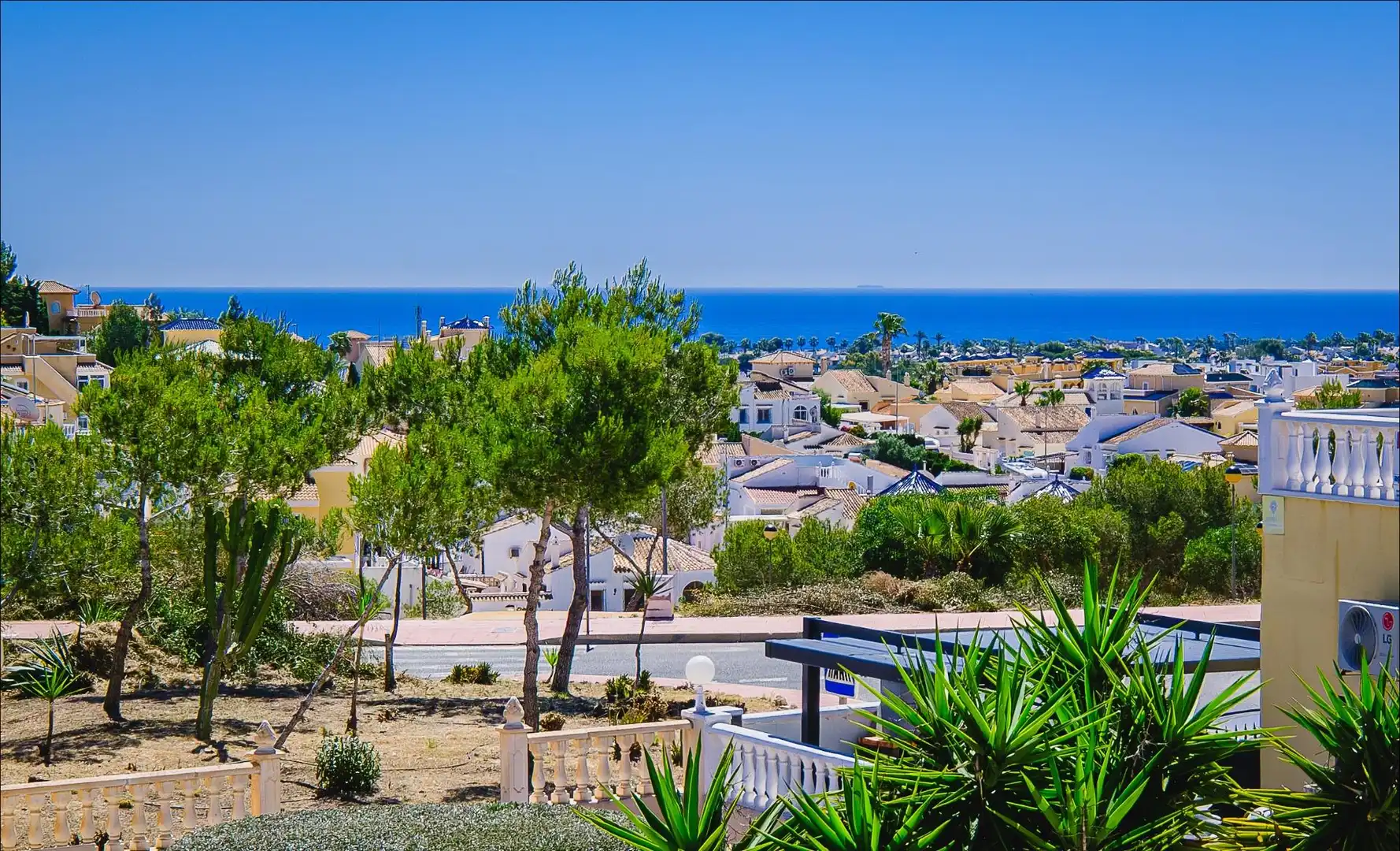 Vista exterior de Casa adosada en venta en Orihuela con Aire acondicionado, Calefacción y Jardín privado