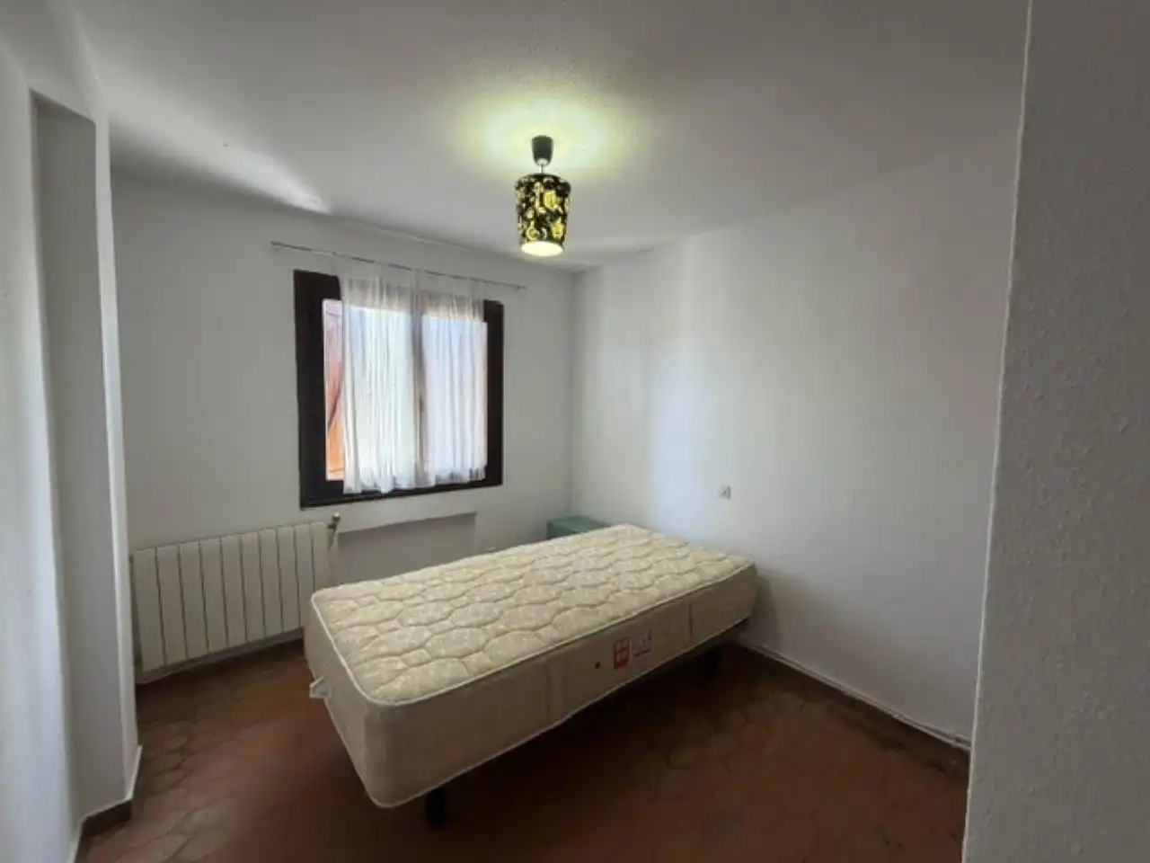 Dormitori de Casa adosada de lloguer en Buitrago del Lozoya amb Calefacció, Jardí privat i Terrassa