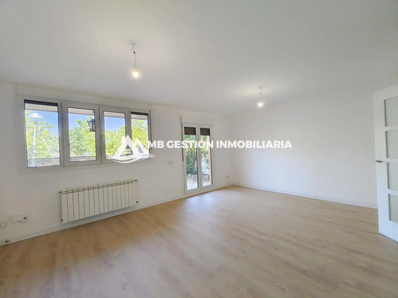 Sala de estar de Casa adosada en venta en Fuenlabrada con Aire acondicionado, Calefacción y Jardín privado