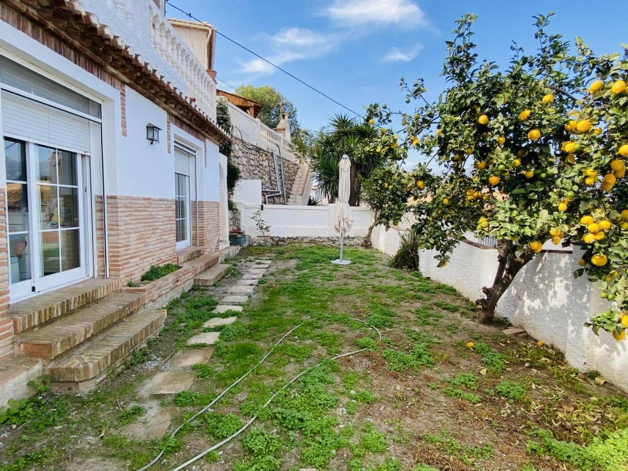Exterior view of House or chalet to rent in Almuñécar  with Air Conditioner, Private garden and Terrace
