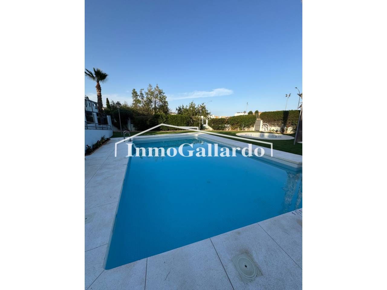 Piscina de Casa adosada en venda en Rincón de la Victoria amb Aire condicionat i Piscina comunitària