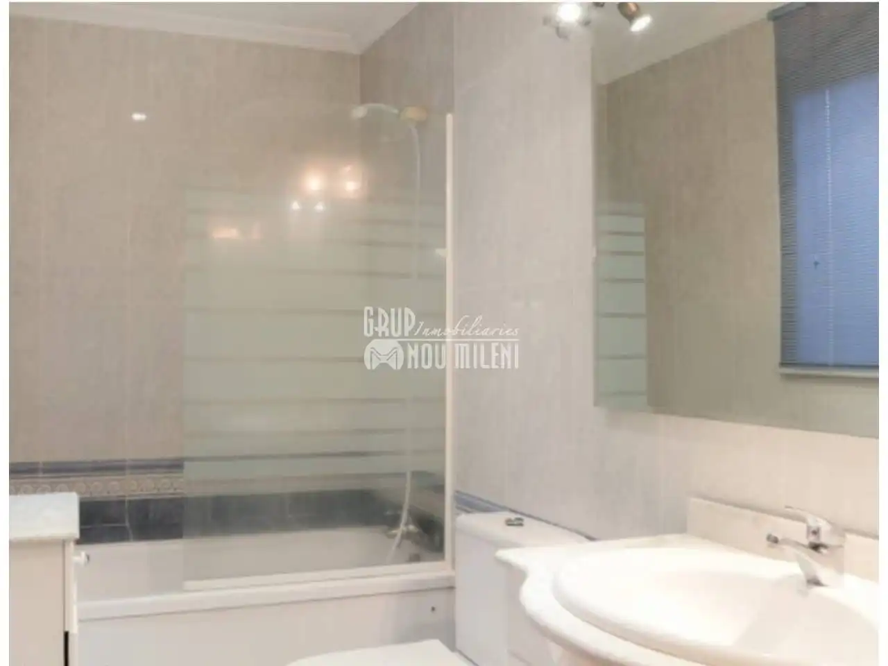 Baño de Piso de alquiler en Massanassa con Aire acondicionado, Terraza y Amueblado