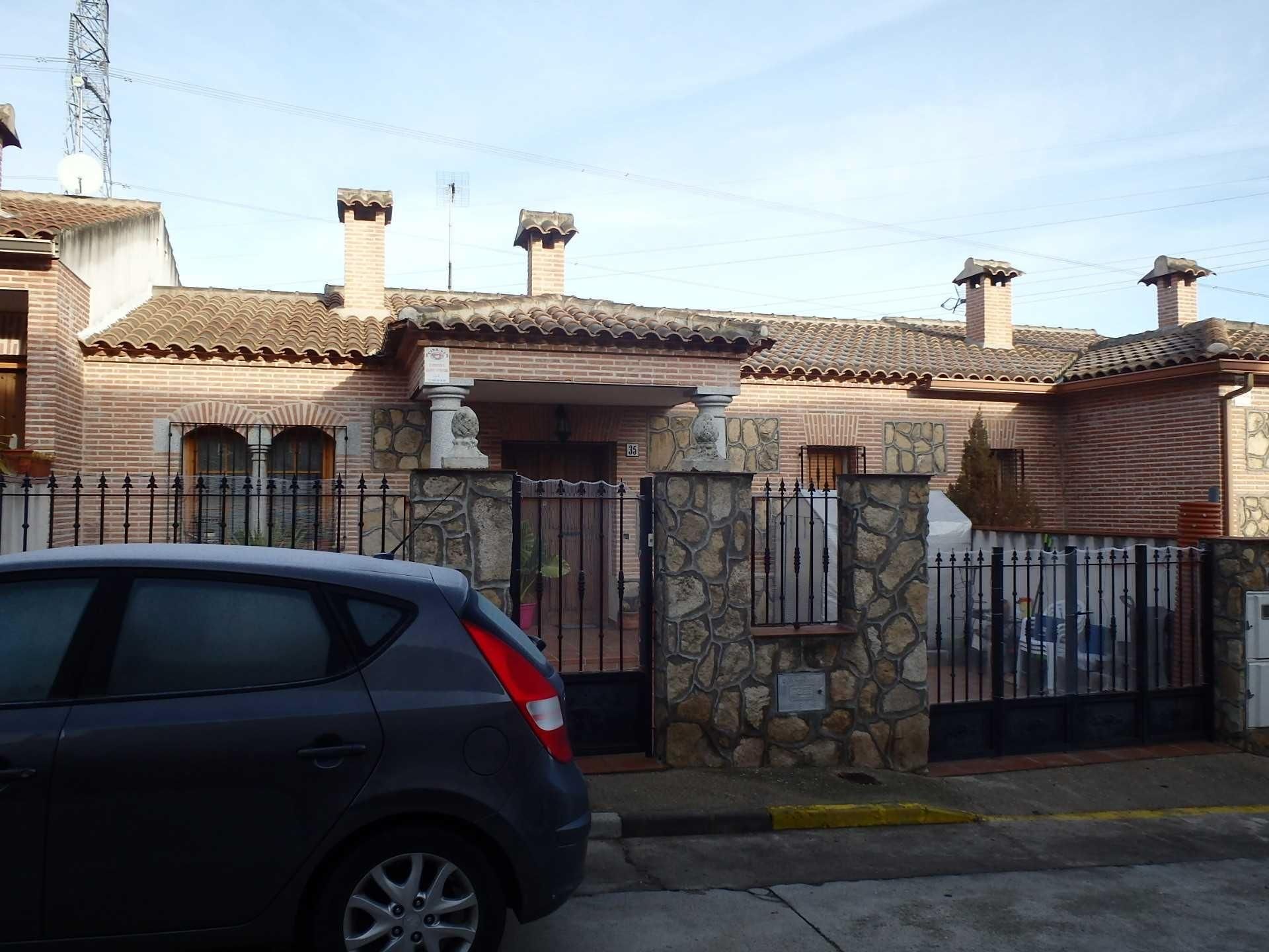 Exterior view of Single-family semi-detached for sale in Cazalegas  with Private garden
