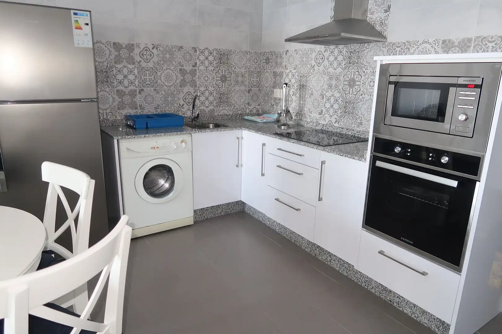 Cuina de Apartament de lloguer en Almuñécar amb Terrassa, Moblat i Forn