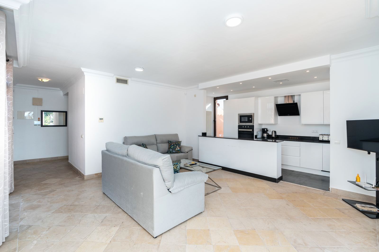 Sala d'estar de Àtic en venda en Estepona amb Aire condicionat, Terrassa i Moblat