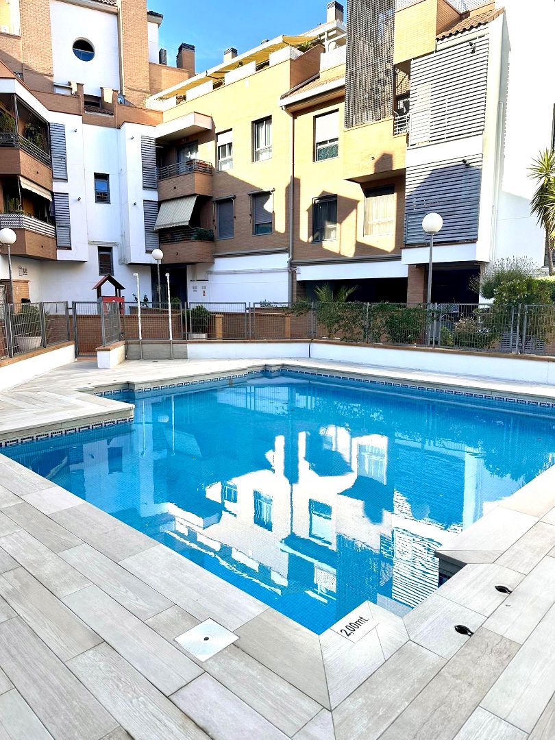 Swimming pool of Flat for sale in  Madrid Capital  with Air Conditioner, Private garden and Terrace