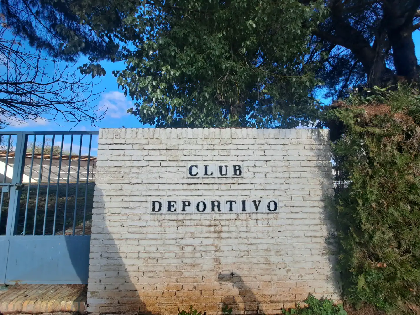 Vista exterior de Casa o xalet en venda en Dos Hermanas amb Aire condicionat, Jardí privat i Terrassa