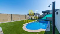 Piscina de Casa adosada en venda en Navalcarnero amb Aire condicionat, Calefacció i Jardí privat
