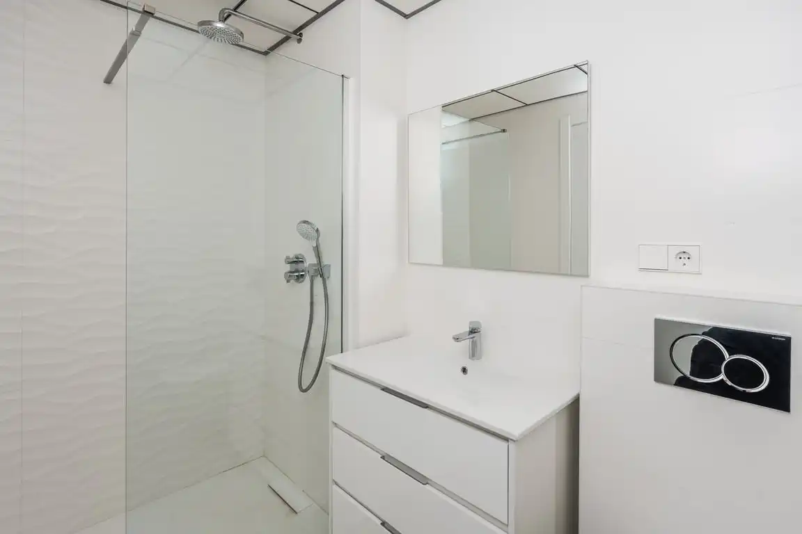 Badezimmer von Wohnung zum Verkauf in Jávea / Xàbia mit Klimaanlage, Privatgarten und Abstellraum