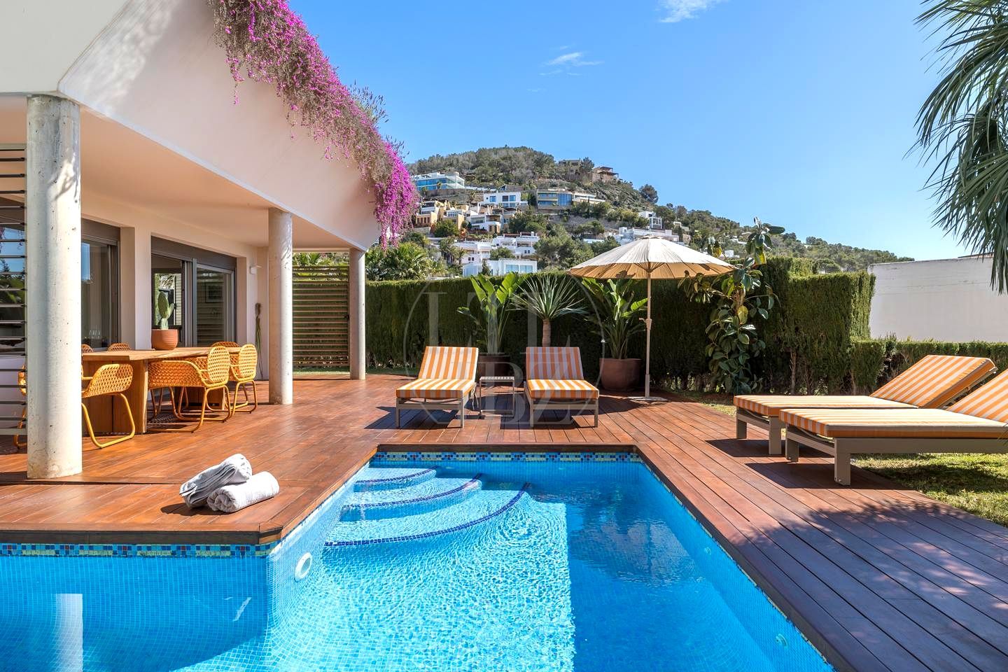Piscina de Casa o xalet de lloguer en Santa Eulària des Riu amb Aire condicionat, Jardí privat i Terrassa