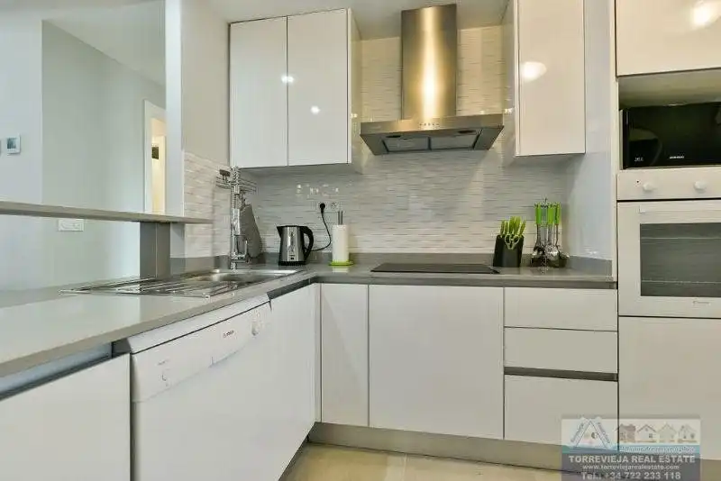Cocina de Apartamento en venta en Torrevieja con Aire acondicionado, Terraza y Piscina
